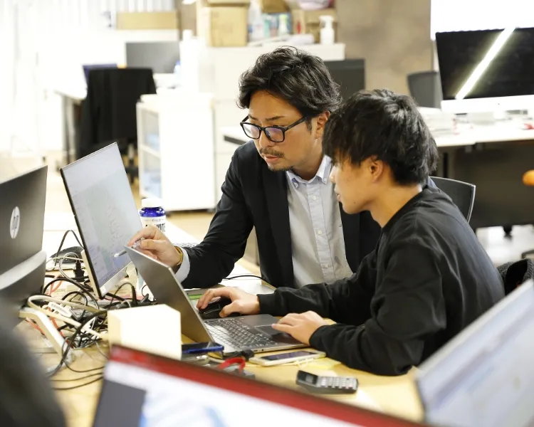 モニターに表示したデータを見ながら分析結果を確認するsmartMEOデータ戦略チームのメンバー
